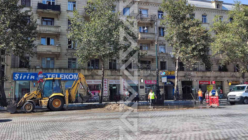 Şəhərin mərkəzi küçəsində su borusu partlayıb