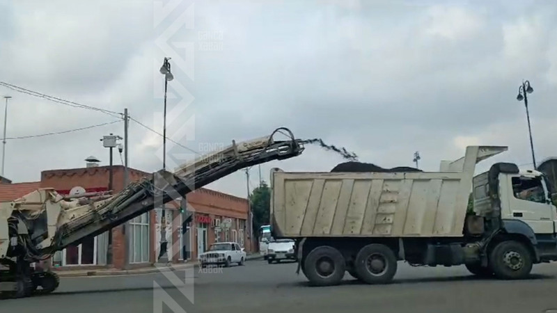 Yolu keçmək istəyən qadını avtomobil vurub