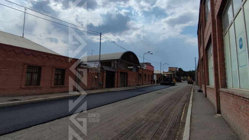 Qəmbər Hüseynli küçəsinə asfalt örtüyü çəkilib