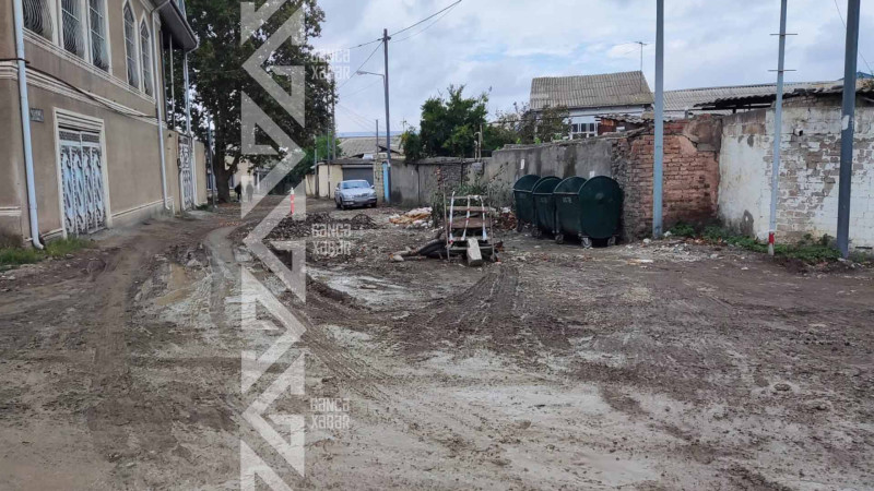 Bu küçədə qazılmış ərazi avtomobillərin hərəkətinə maneə törədir