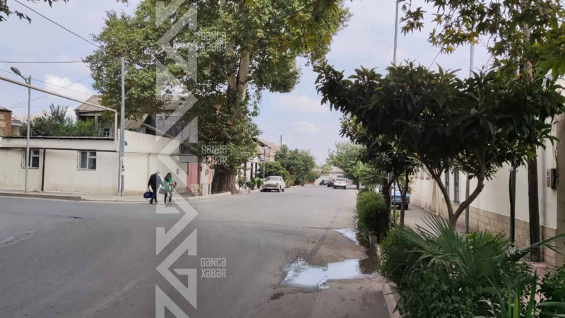 Bu ərazidə bir aydır küçə boyunca su axır