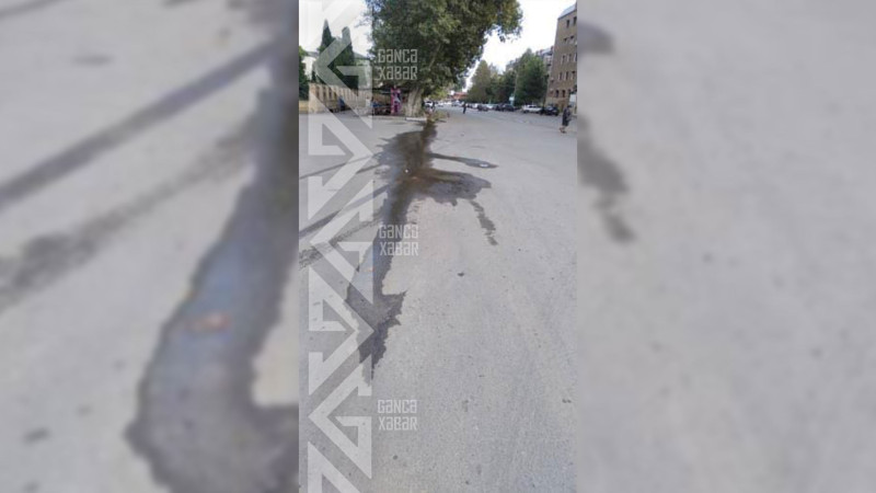 Məmməd Xələfov küçəsində ana su xətti partlayıb: su küçə boyunca axır