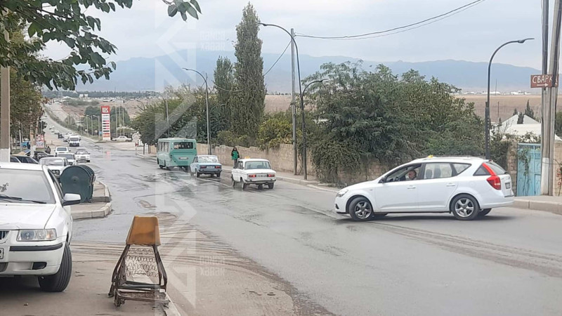 Təbriz küçəsində partlamış su xətti yol boyunca axır