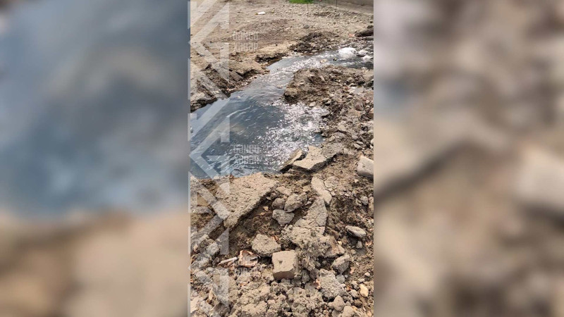 Küçələrdən birində yerin altından su qaynayır