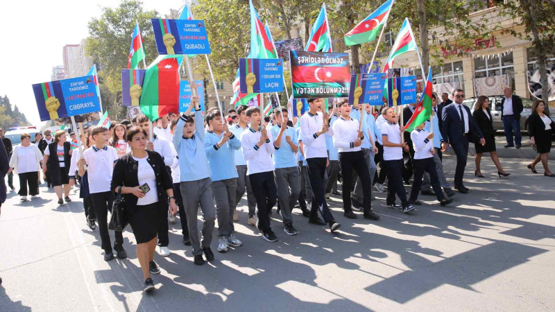 Məktəbdən qələbəyə adlı yürüş baş tutub