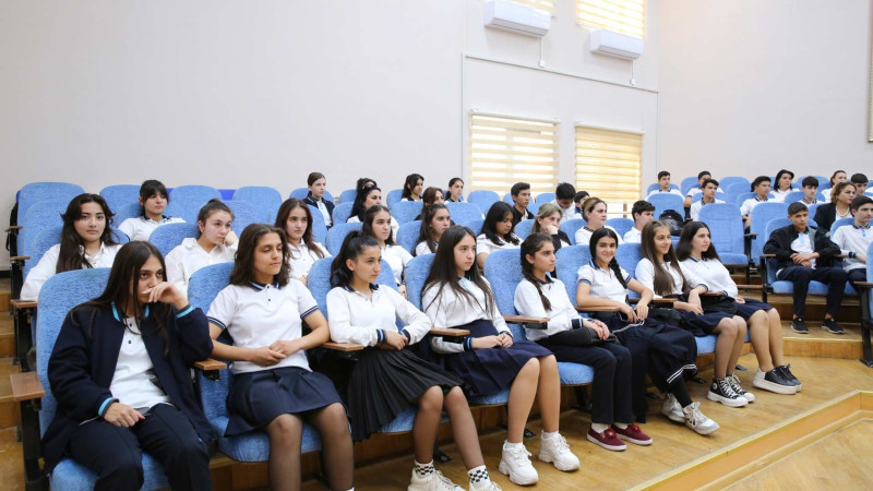 IX-XI sinif şagirdləri ilə görüş keçirilib