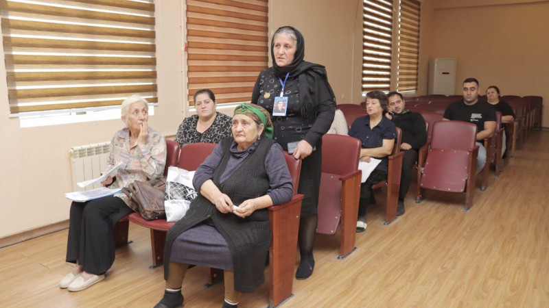 İcra Hakimiyyətinin əməkdaşları həftə ərzində sakinlərlə görüşüblər