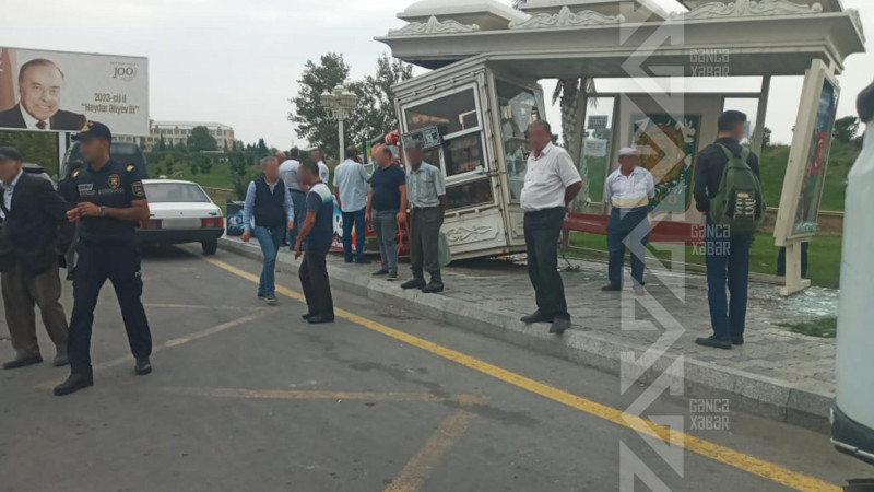 Yeni Gəncədə avtobus dayanacağa çarpılıb