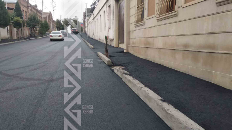 Bu küçədə piyada səkisinə asfalt çəkilib