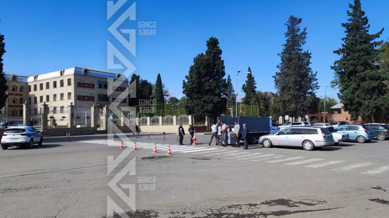 Məktəblərdən birinin qarşısında “zebra”lar çəkilib