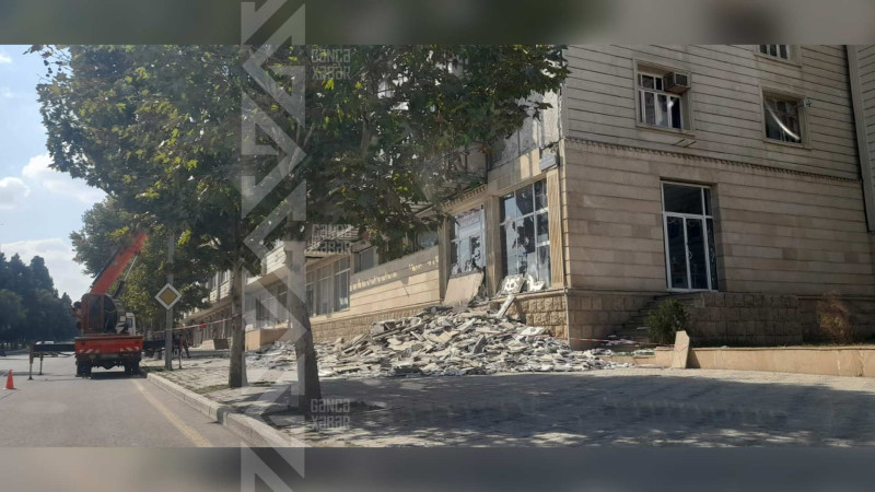 Daha bir binanın fasadı sökülüb