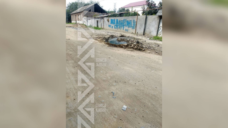 Oğuz küçəsində su xətti partlayıb