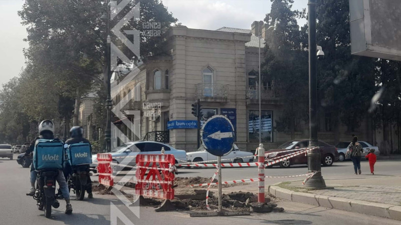 Şəhərin mərkəzində yolun qazılmış hissəsi sürücülərə maneə törədir