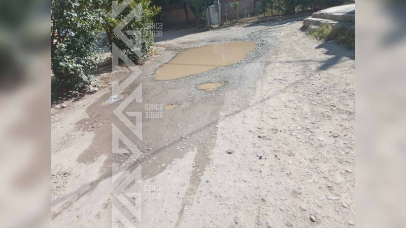 Küçələrdən birində üç gündür çirkab axır