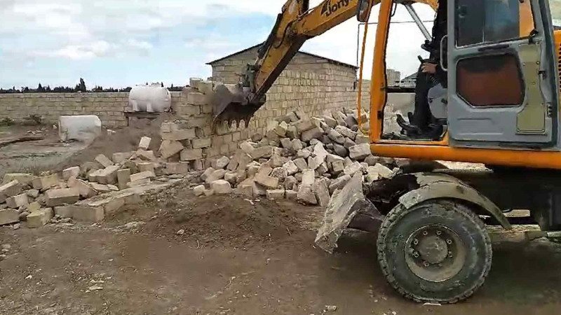 Şıxzamanlı qəsəbəsində qanunsuz tikili sökülüb
