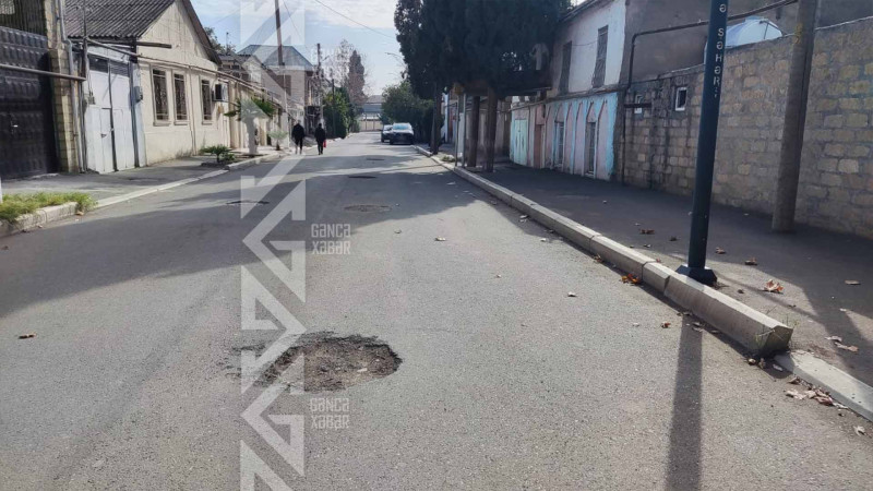 Şəhərin bir çox yollarında lüklər qapaqsızdır və çuxurlar yaranıb
