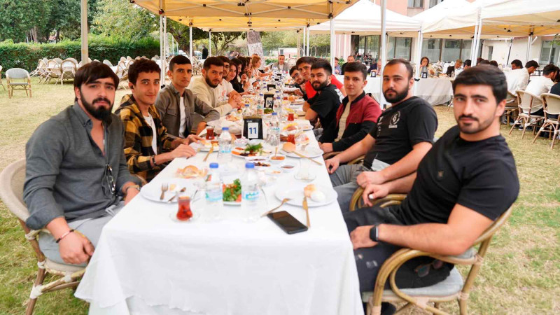 Tələbələr üçün səhər yeməyi süfrəsi açılıb