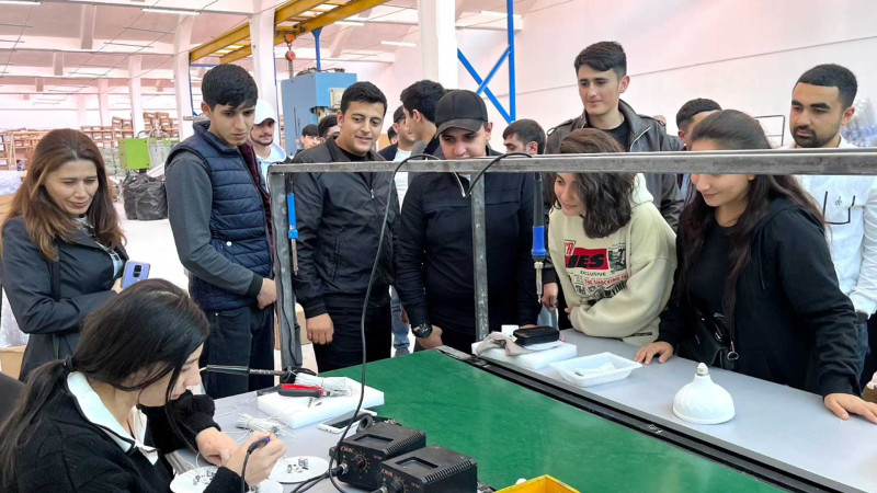 Tələbələr LED lampa növünün istehsalı ilə tanış olublar