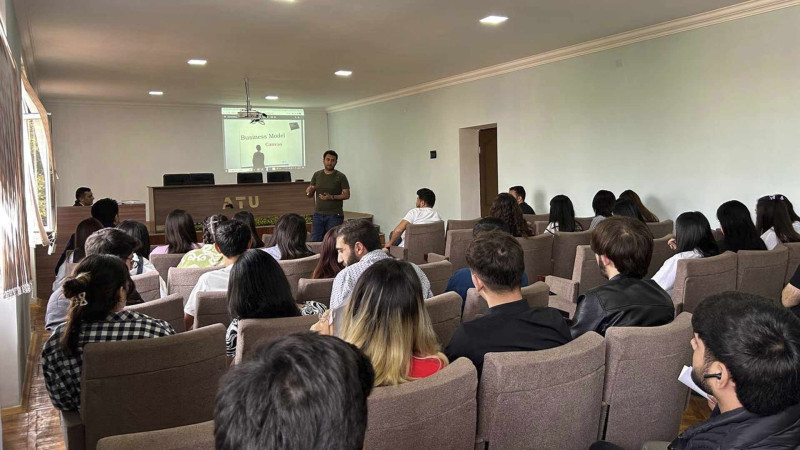 Tələbələrə startaplar mövzusunda təlim keçirilib