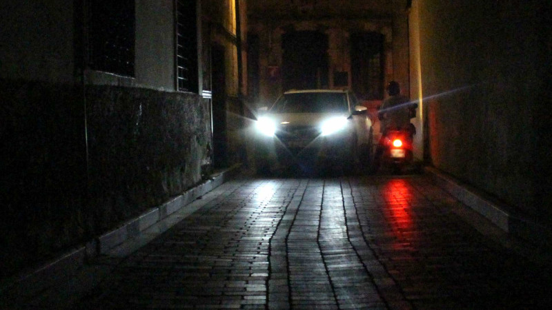 Sakinlər işıqsız qalan küçələrindən narahatdırlar