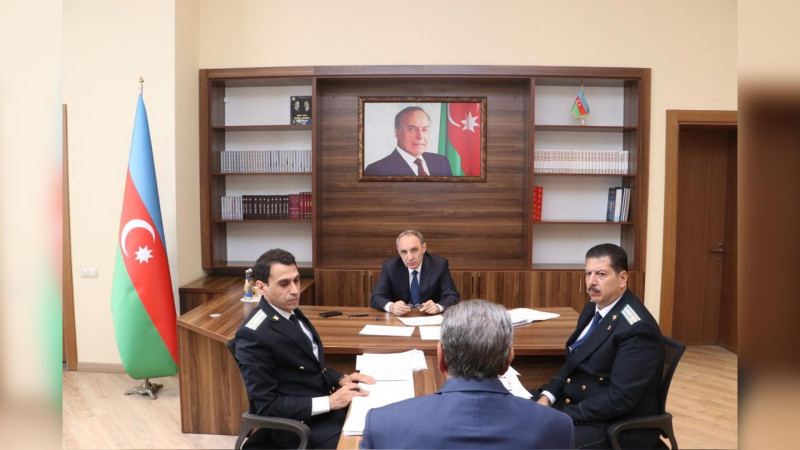 Kamran Əliyev sakinlərin müraciətlərini dinləyib