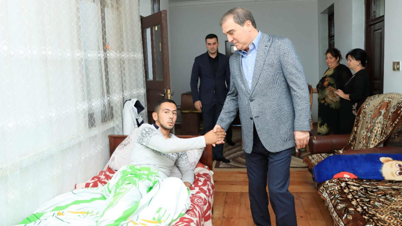 Antiterror əməliyyatlarında yaralanan hərbçilər ziyarət edilib