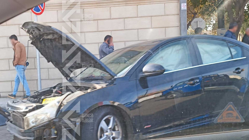 Məktəbin qarşısında iki maşın toqquşub: xəsarət alan var