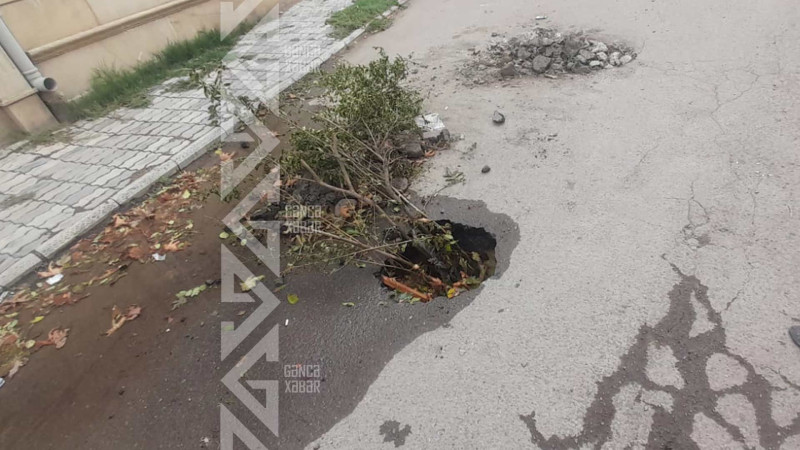 Su borusu partlayan ərazidə çuxur əmələ gəlib