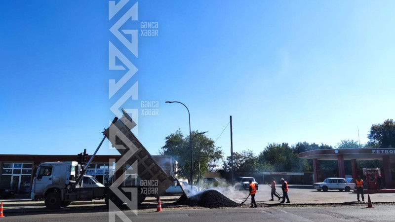 Küçələrdən birində qazılmış hissəyə yamaq vurulur