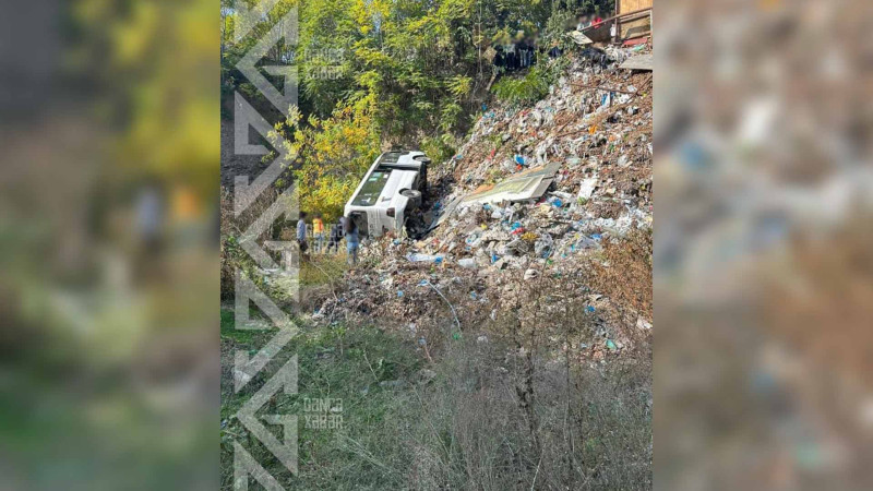 Sərnişin avtobusu dərəyə aşıb: xəsarət alanlar var