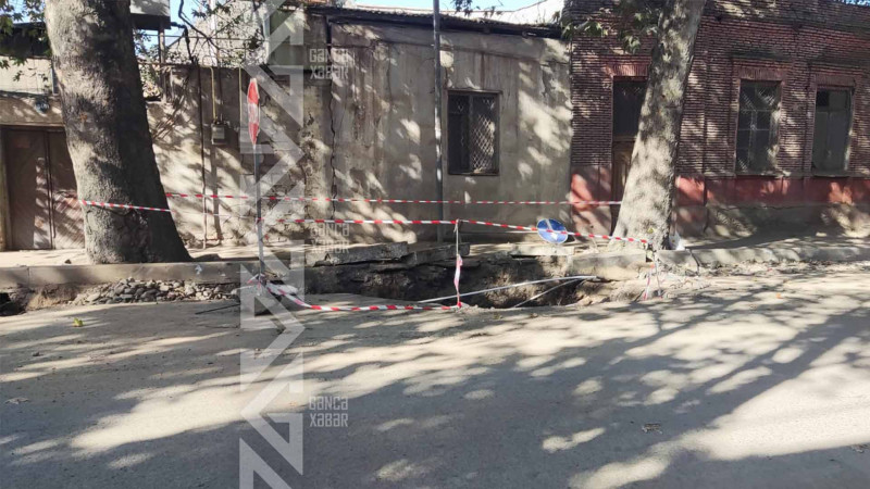 Atatürk prospektində su xətti partlayıb