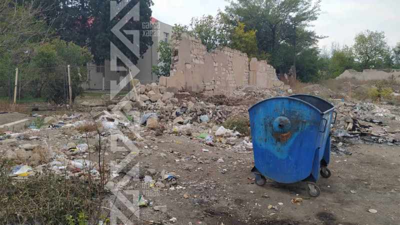 Uşaqlarını bağçaya aparan valideynlərin yolu zibillikdən düşür