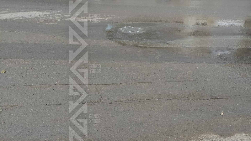 Atatürk prospektində su borusu partlayıb