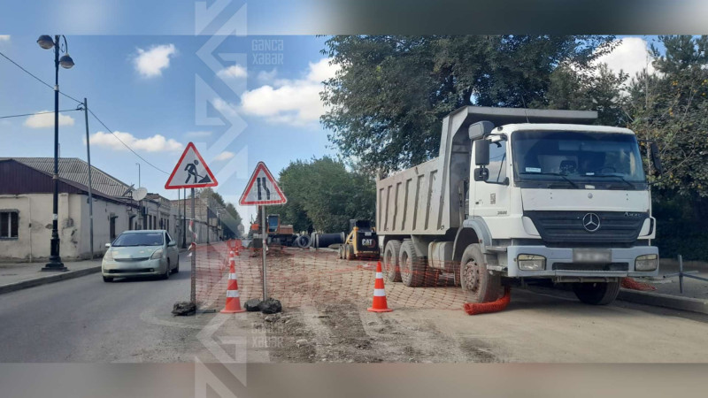 Zülfü Hacıyev küçəsində su və kanalizasiya xətləri salınır