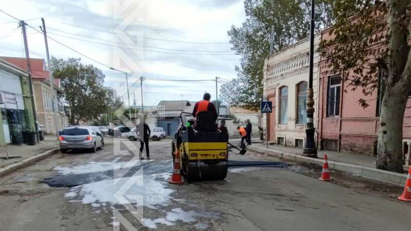 Küçələrdən birinin nahamar hissələri təmir olunur