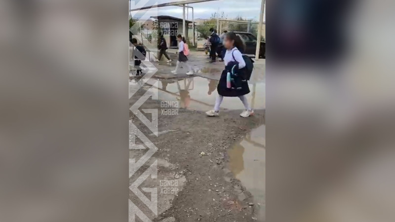 Şagirdlər məktəbə palçıqlı yollarla gedirlər