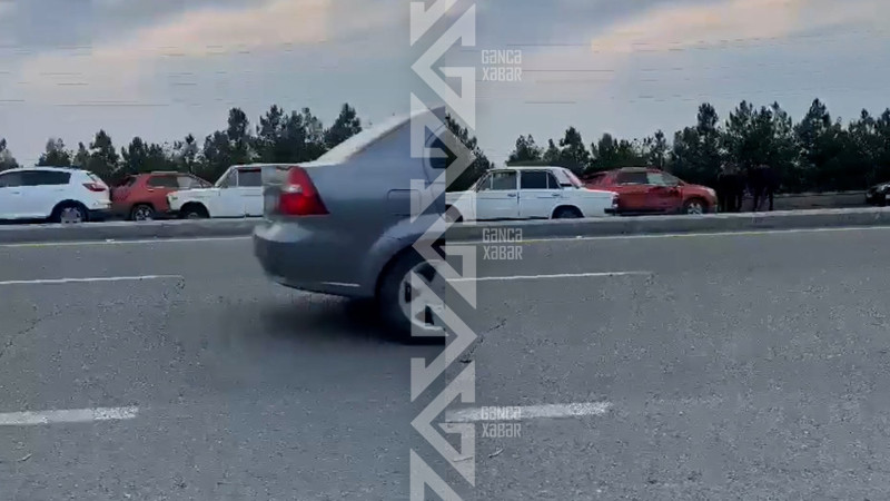 İdarəetmədən çıxan maşın yolun əks-tərəfinə keçib