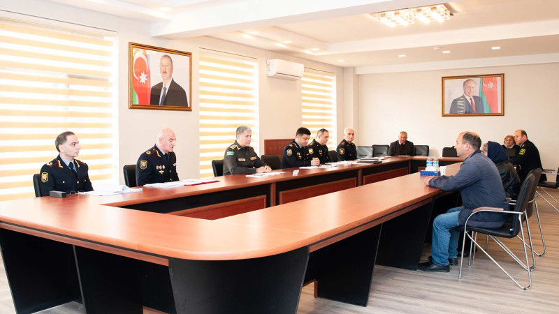 Nazir vətəndaşların müraciətlərini dinləyib