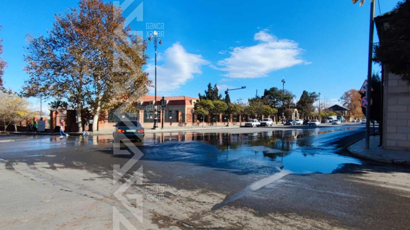 Bir küçədə boru partlayıb, dörd küçəni su basıb