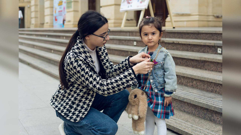 Şəhər sakinləri sinələrinə Xarıbülbülün döş nişanını taxıblar