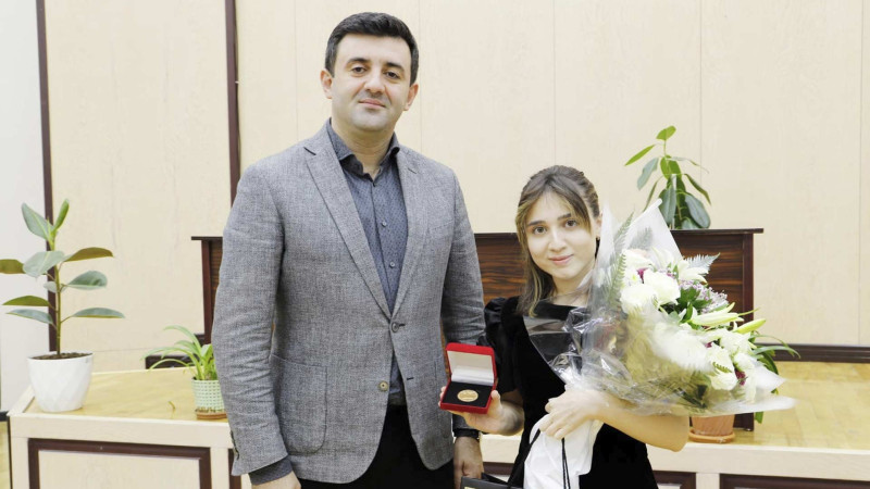 Məzunumuza qızıl nişan təqdim edilib