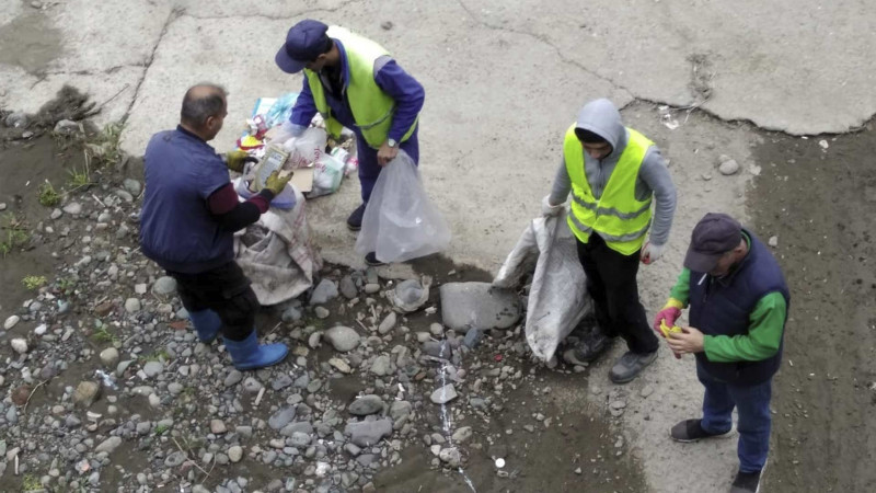 Çay kənarı boyunca təmizlik işləri aparılıb