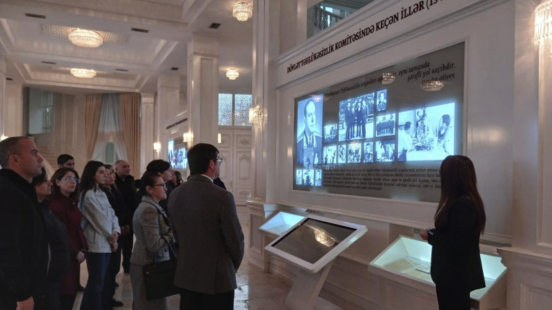 Statistika İdarəsinin əməkdaşları Heydər Əliyev Mərkəzində olublar