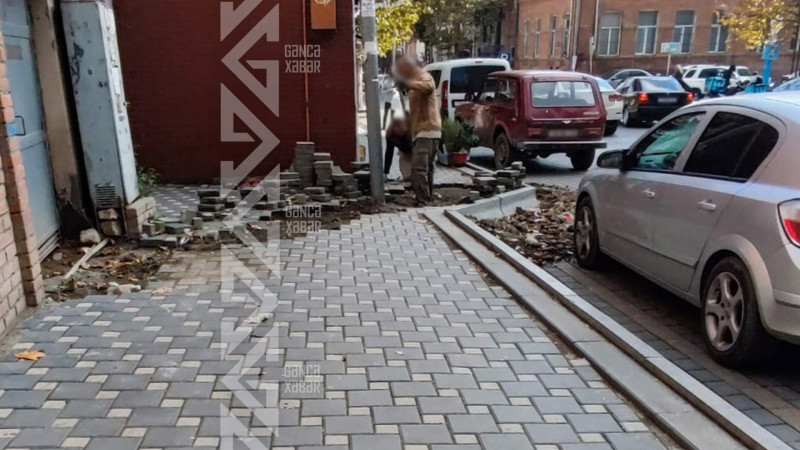 Küçələrin birində piyada səkisi təmir olunur