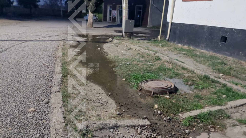 Muxtar Hacıyev küçəsində kanalizasiya suyu daşıb