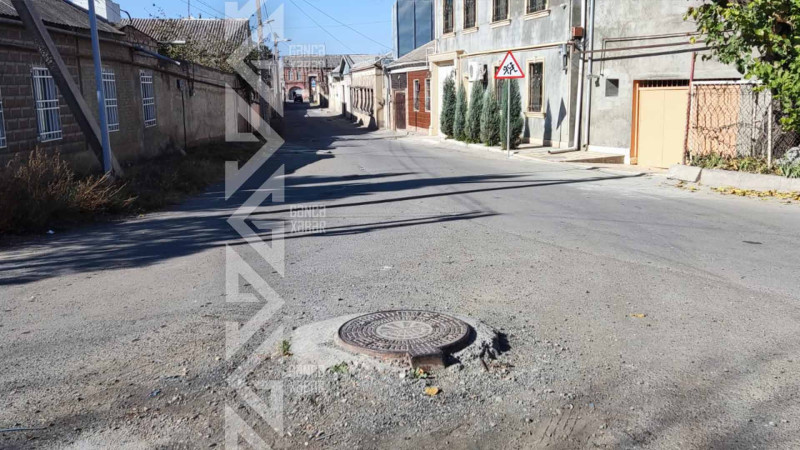 Bir sıra küçə və prospektlərdə lüklər baxımsız vəziyyətdədir