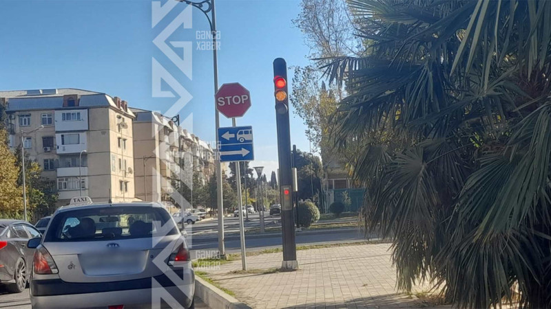 Bu ərazidəki işıqforların eyni anda bir neçə işığı yanır