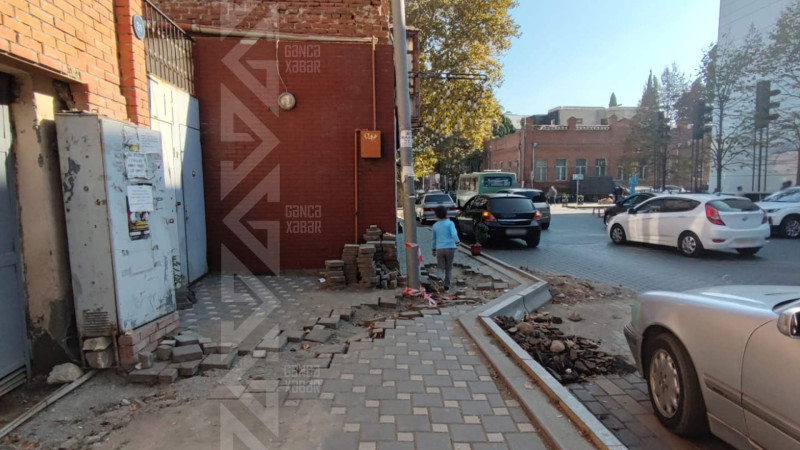 Şəhərin mərkəzində piyada səkisinin təmirə ehtiyacı var