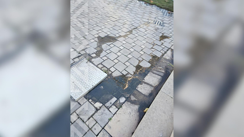 Bulvar ərazisində kanalizasiya quyusu daşıb