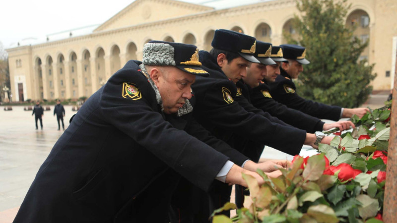 İcra Hakimiyyəti və digər qurumların nümayəndələri Heydər Əliyevin abidəsini ziyarət ediblər